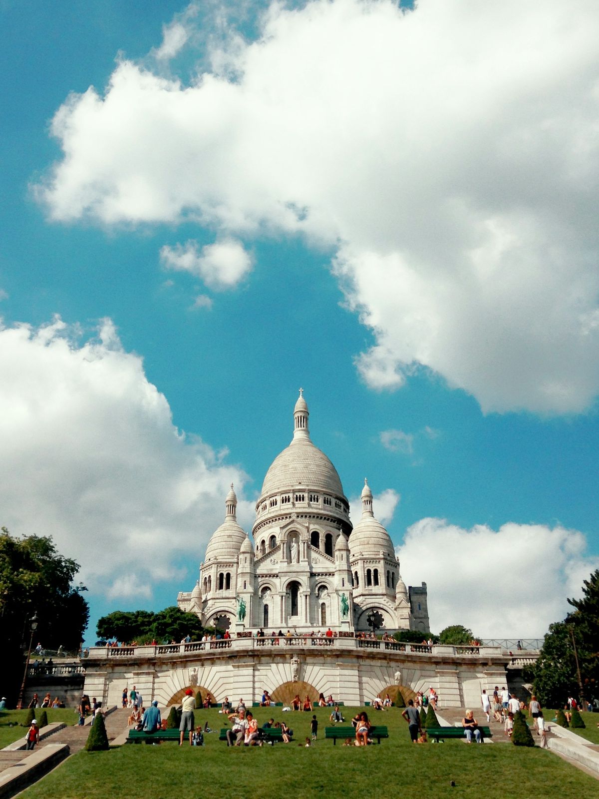 Den hvite Sacré-Cœur-basilikaen mot blå himmel